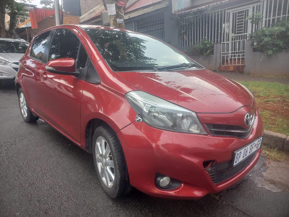 2011 TOYOTA YARIS HATCHBACK 1.3 PETROL, MANUAL, MAROON COLOR