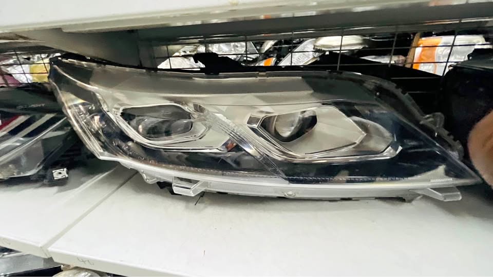 Mitsubishi Eclipse Cross headlight - Private Seller Mitsubishi Eclipse Cross headlight - Private Seller
