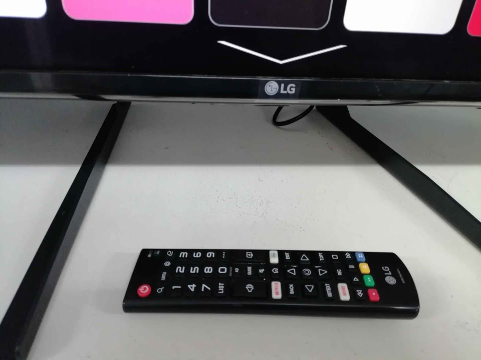 LG 49" SMART TV