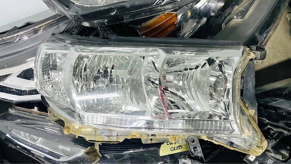 Toyota Land Cruiser FJ200 headlight - Private Seller Toyota Land Cruiser FJ200 headlight - Private Seller