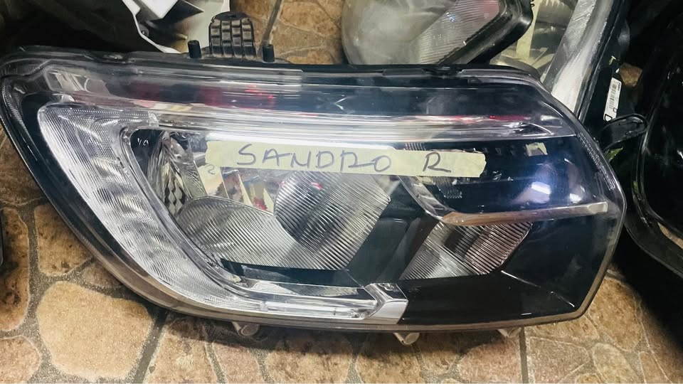 Renault Sandero headlight - Private Seller Renault Sandero headlight - Private Seller