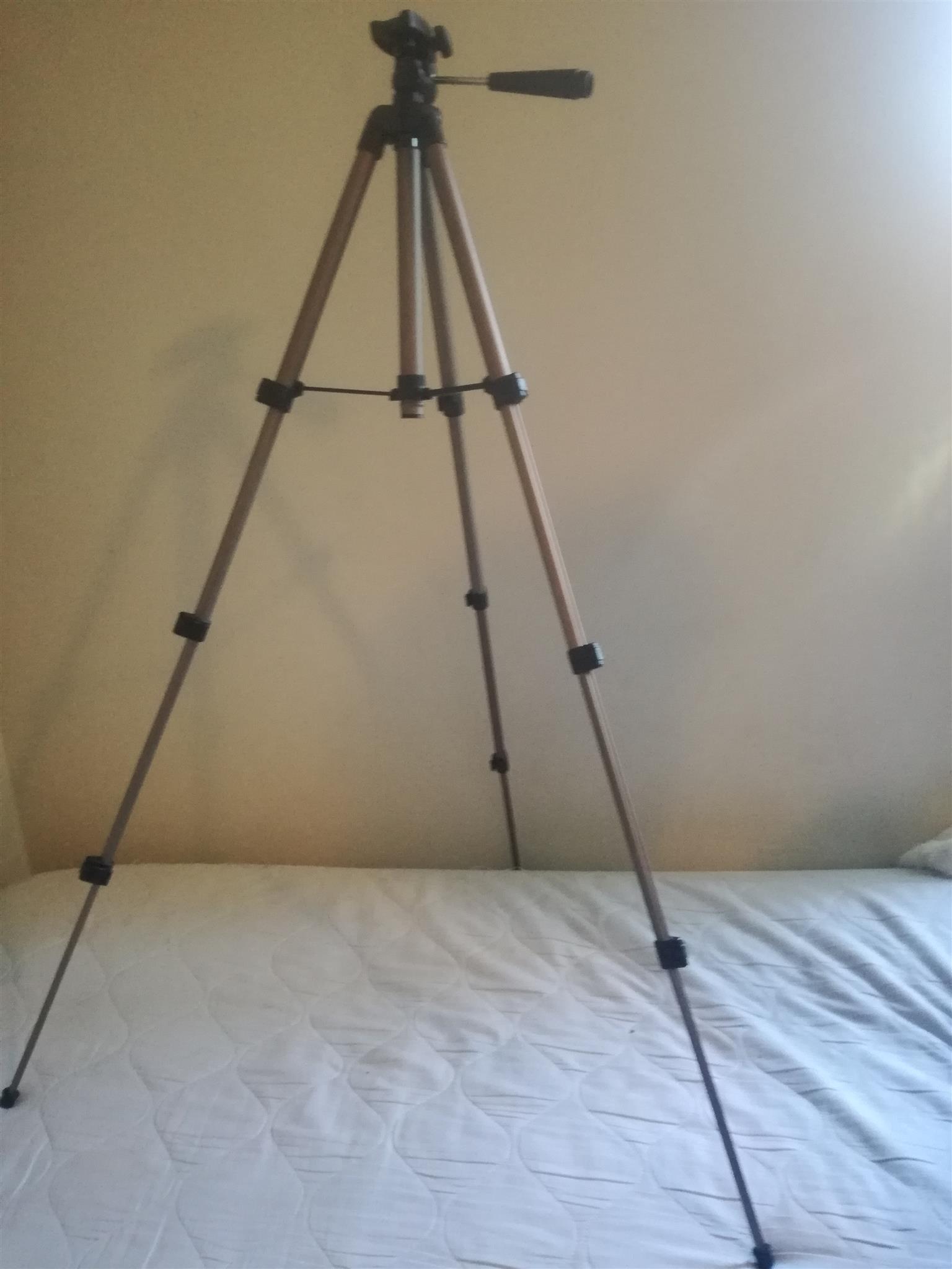Hy I am selling my camera tripod serious buyers please message me on this number