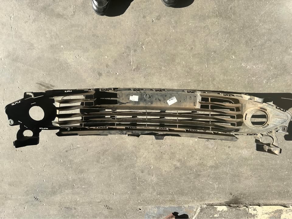 Renault Clio 4 front bumper lower grill - Private Seller Renault Clio 4 front bumper lower grill - Private Seller