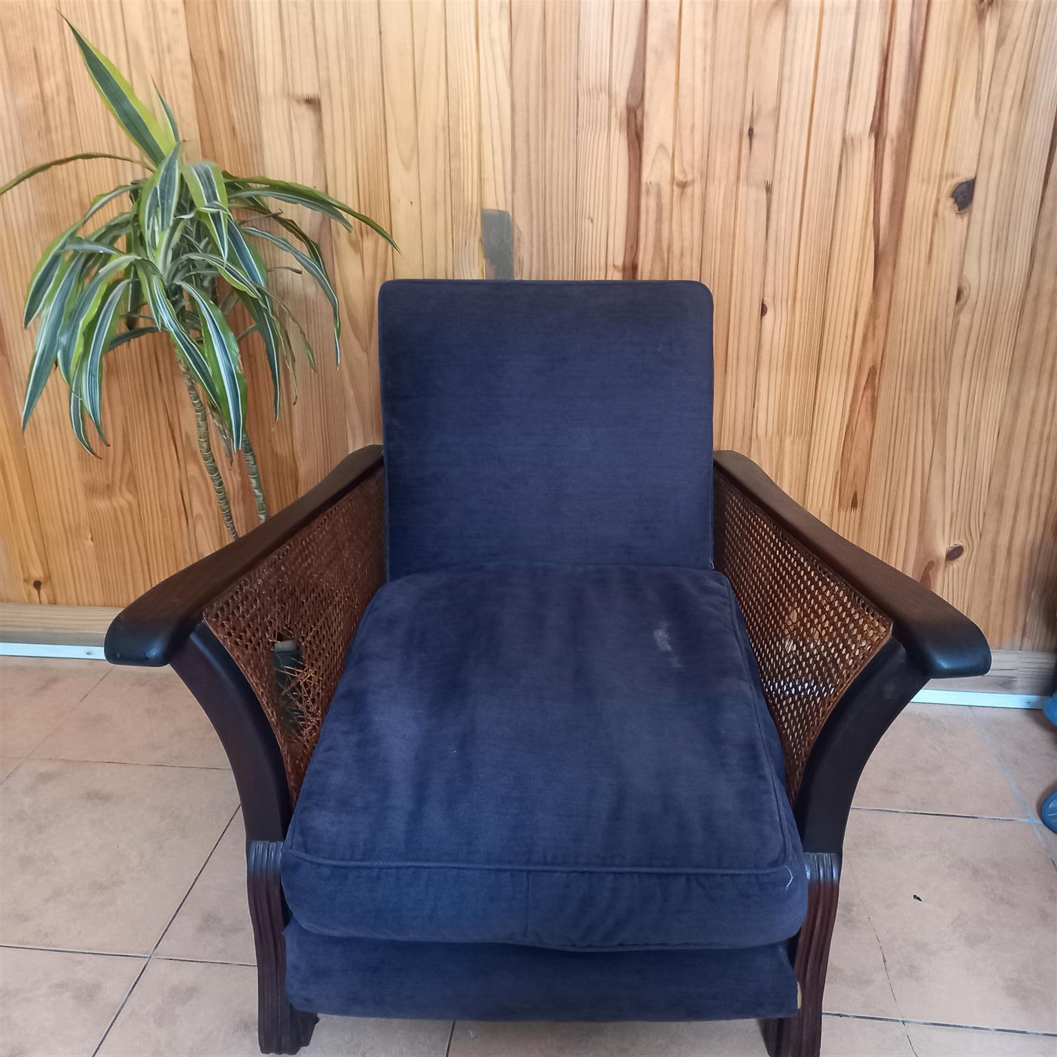 Soild cuffy chair