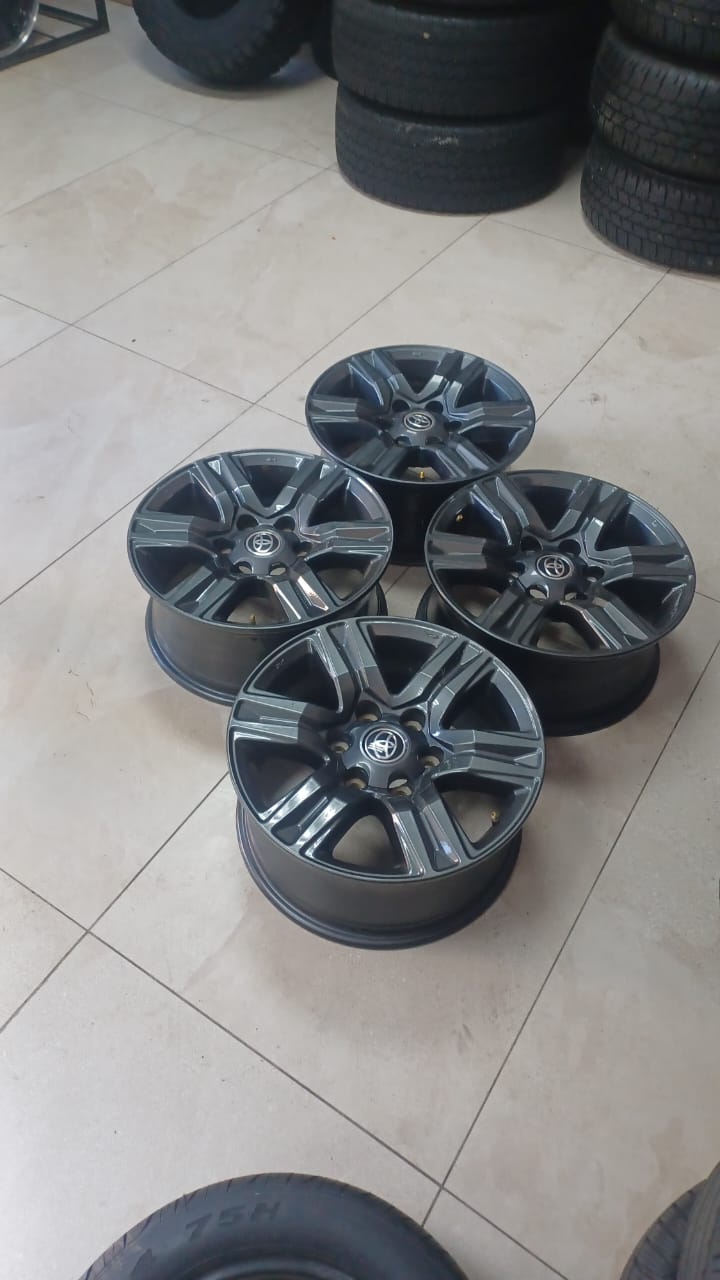 Toyota Hilux/Fortuner 17inch original mags set - Private Seller Toyota Hilux/Fortuner 17inch original mags set - Private Seller