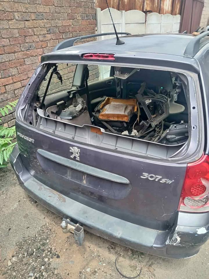 Peugeot 307 station wagon tailgate - Private Seller Peugeot 307 station wagon tailgate - Private Seller