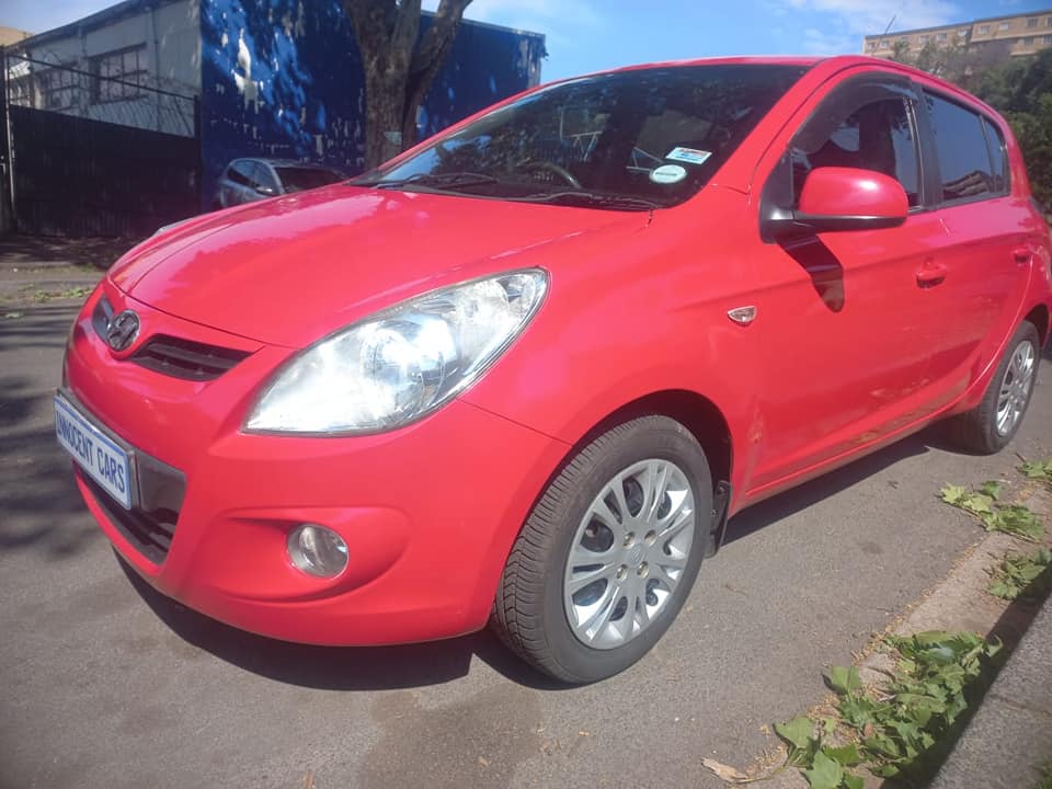 2010 HYUNDAI i20 1.6 PETROL, RED COLOR, MILEAGE