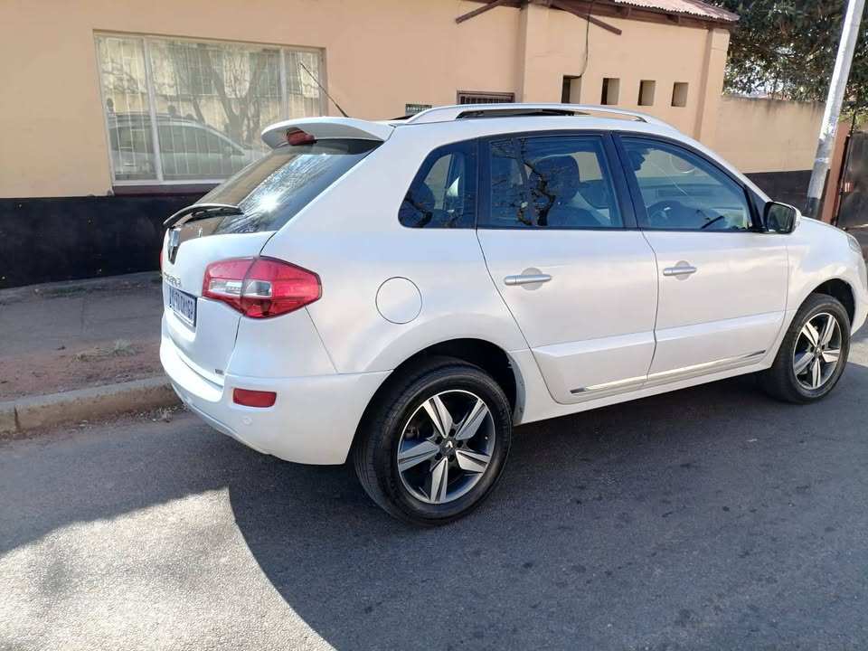 2013 RENAULT KOLEOS 2.2 AUTOMATIC TRANSMISSION WITH SUN ROOF, SERVICE BOOK AND SPARE KEYS