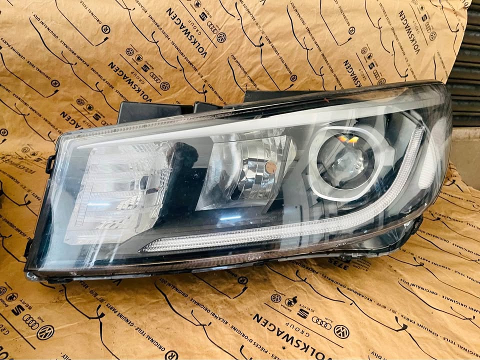 Kia Sedona Headlight 2019 - Private Seller Kia Sedona Headlight 2019 - Private Seller