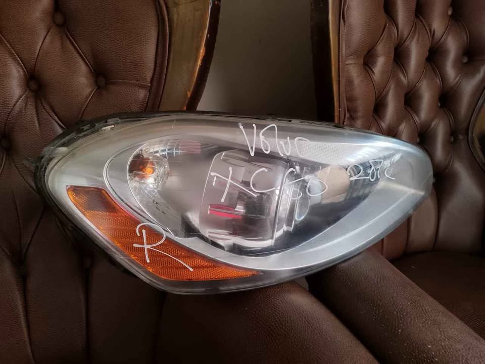 Volvo XC60 2012 RIGHT XENON headlight For sale - Private Seller Volvo XC60 2012 RIGHT XENON headlight For sale - Private Seller