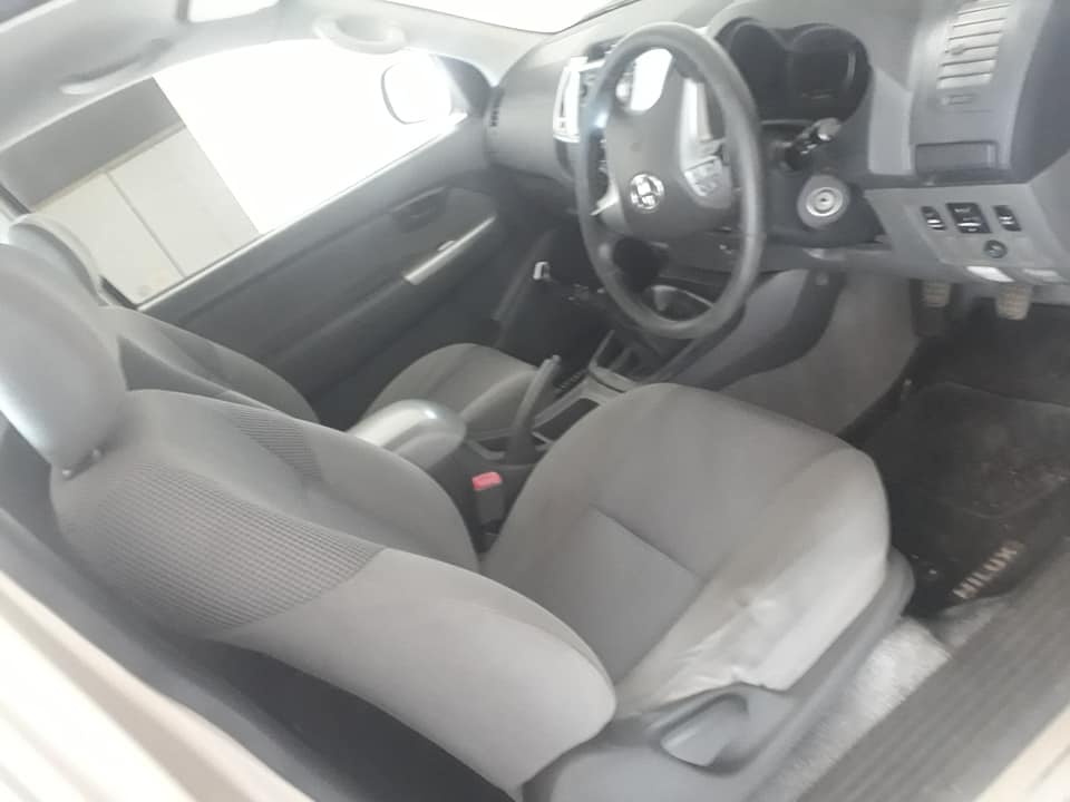 2012 Toyota Hilux 3.0D4D 4x4 LEGEND 45 SINGLE CAB Manual gold color 139000km