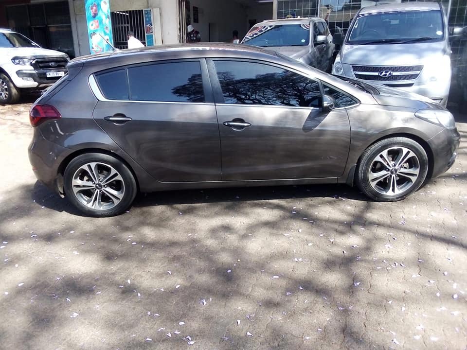 2017 KIA CERATO 1.6 HATCHBACK MANUAL  LEATHER REVERSE CAMERA REVERSE SENSOR GREY PETROL SERVICE
