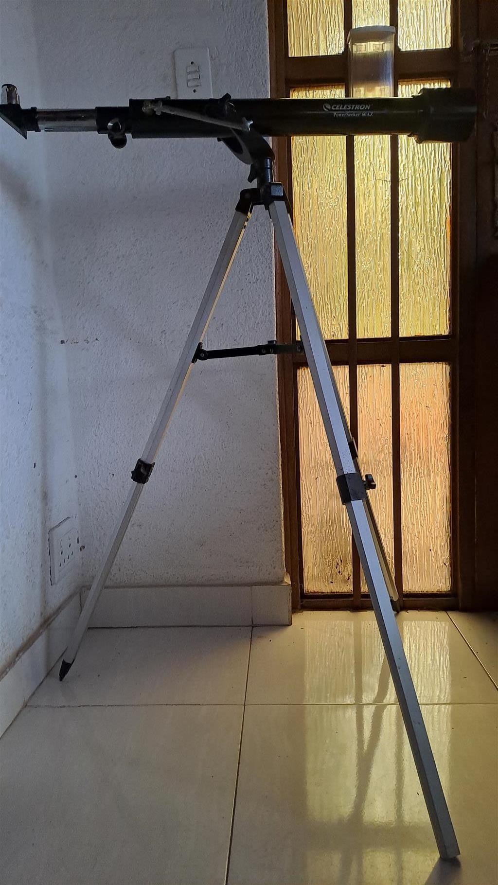 Telescope Celestron PowerSeeker 60AZ . Complete. With tripod. Telescope Celestron PowerSeeker 60AZ . Complete. With tripod.