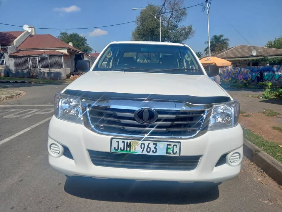 2015 Toyota Hilux Double Cab 2.5 D4D SRX DIESEL, MANUAL 4X4, 88000kms 2015 Toyota Hilux Double Cab 2.5 D4D SRX DIESEL, MANUAL 4X4, 88000kms