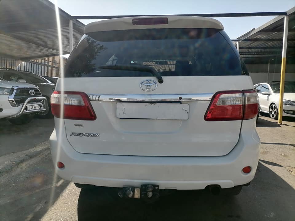 2010 Toyota Fortuner 3.0 D4D 4x2 seven seater with a leather seat