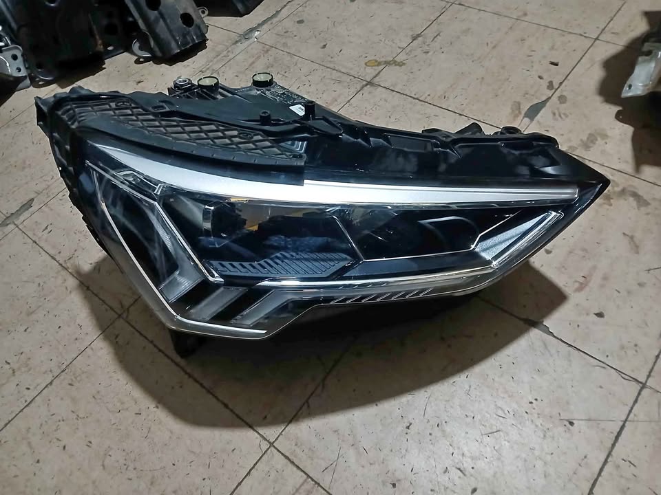 Audi Q3 headlight - Private Seller Audi Q3 headlight - Private Seller