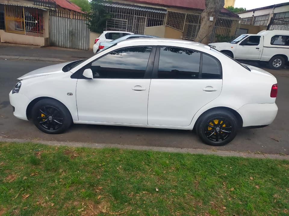 Volkswagen polo Vivo 2012 sedan 1.6 white for sale