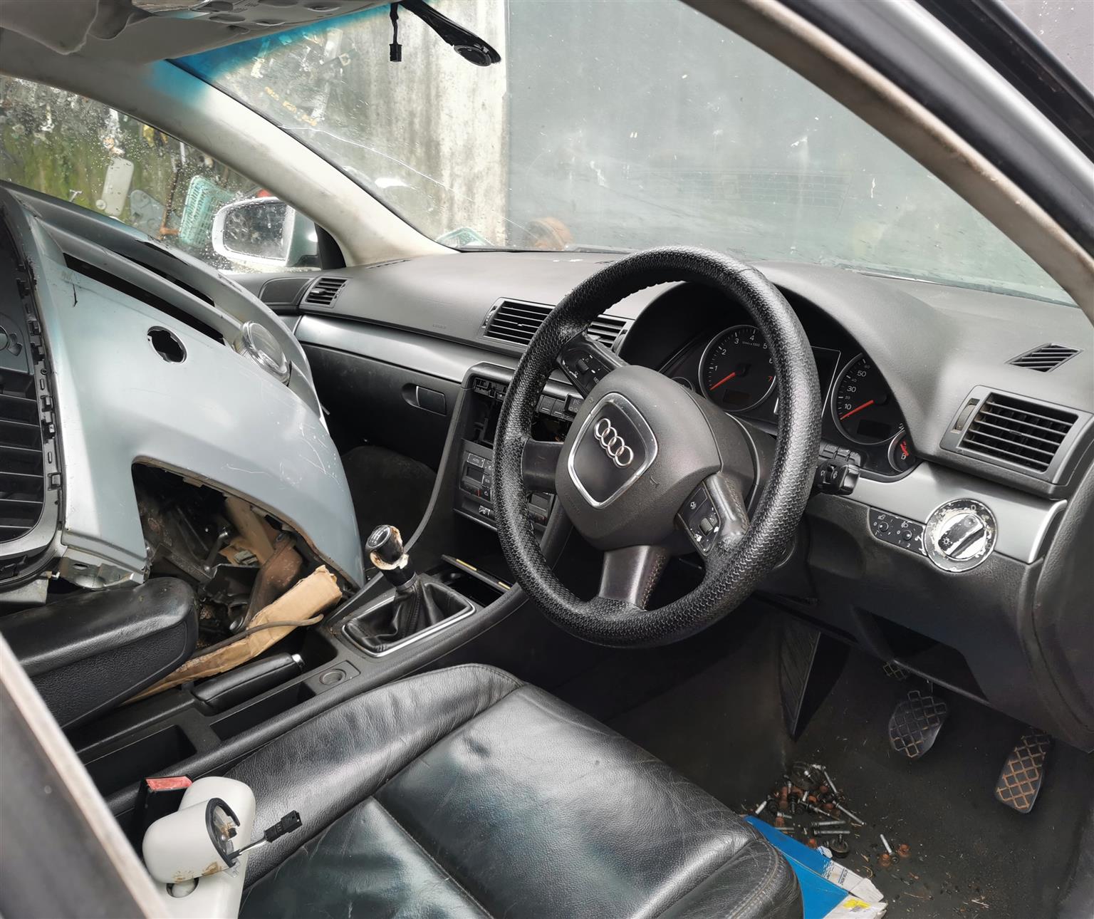 Stripping 2006 Audi A4 B7 2.0L ALT for spare parts.