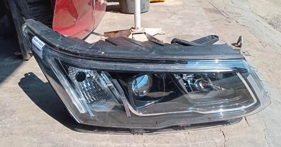 Mahindra XUV 300 headlight Rightside - Private Seller Mahindra XUV 300 headlight Rightside - Private Seller