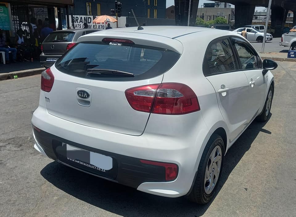 2016 KIA RIO HATCHBACK 1.4 PETROL ENGINE, MANUAL, WHITE IN COLOR, 68000KM