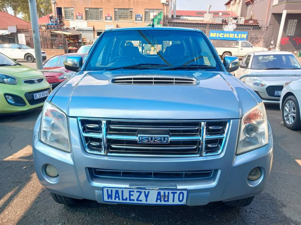 2011 ISUZU KB300 3.0 DOUBLE CAB Transmission: Manual Mileage: Fueltype: Diesel Silver