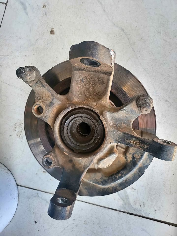 2015 Nissan Np300 4×4 Right bearing carrier for sale.