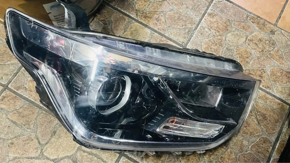 HYUNDAI H1 HEADLIGHT - Private Seller HYUNDAI H1 HEADLIGHT - Private Seller