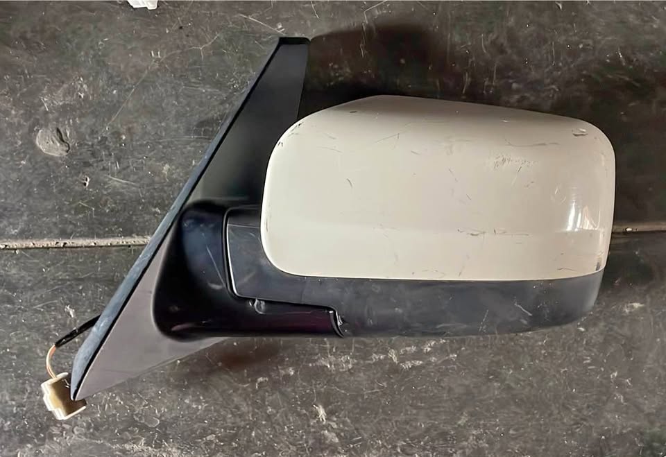 Mahindra Scorpio side mirror - Private Seller Mahindra Scorpio side mirror - Private Seller