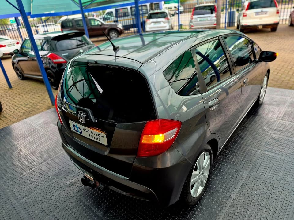 2011 Honda jazz 1.5 ex.....