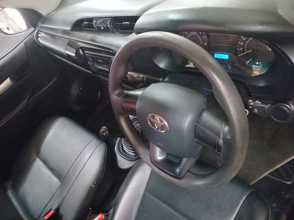 2021 Toyota Hilux 2.0 VVTi SRX Single-Cab White, Manual, Petrol, Leather 50000km