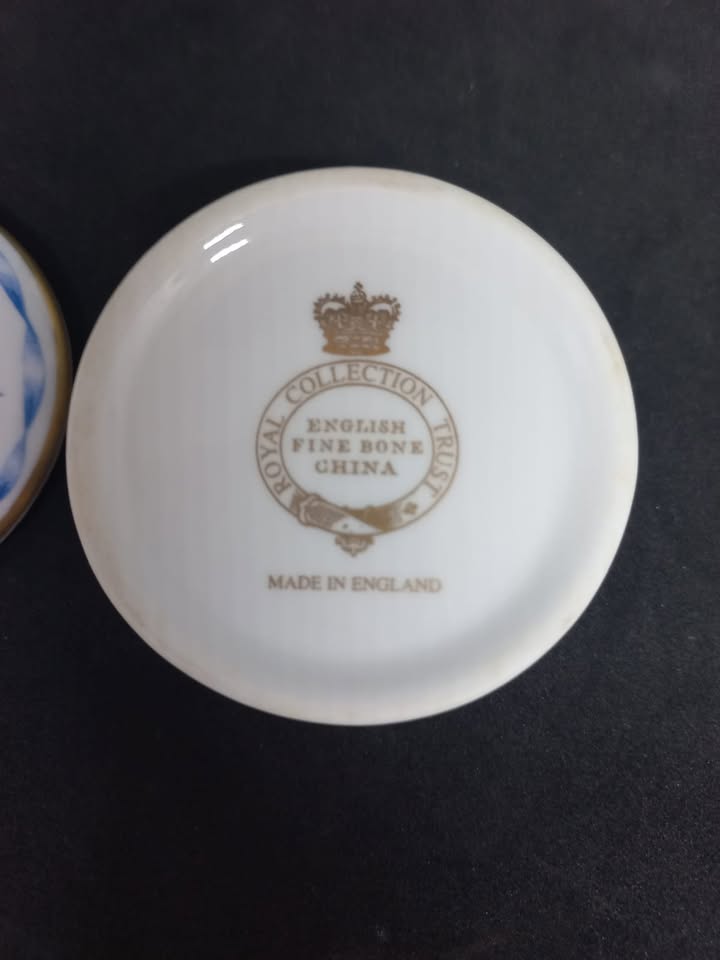 Queen Elizabeth collectable with orginal box and booklet