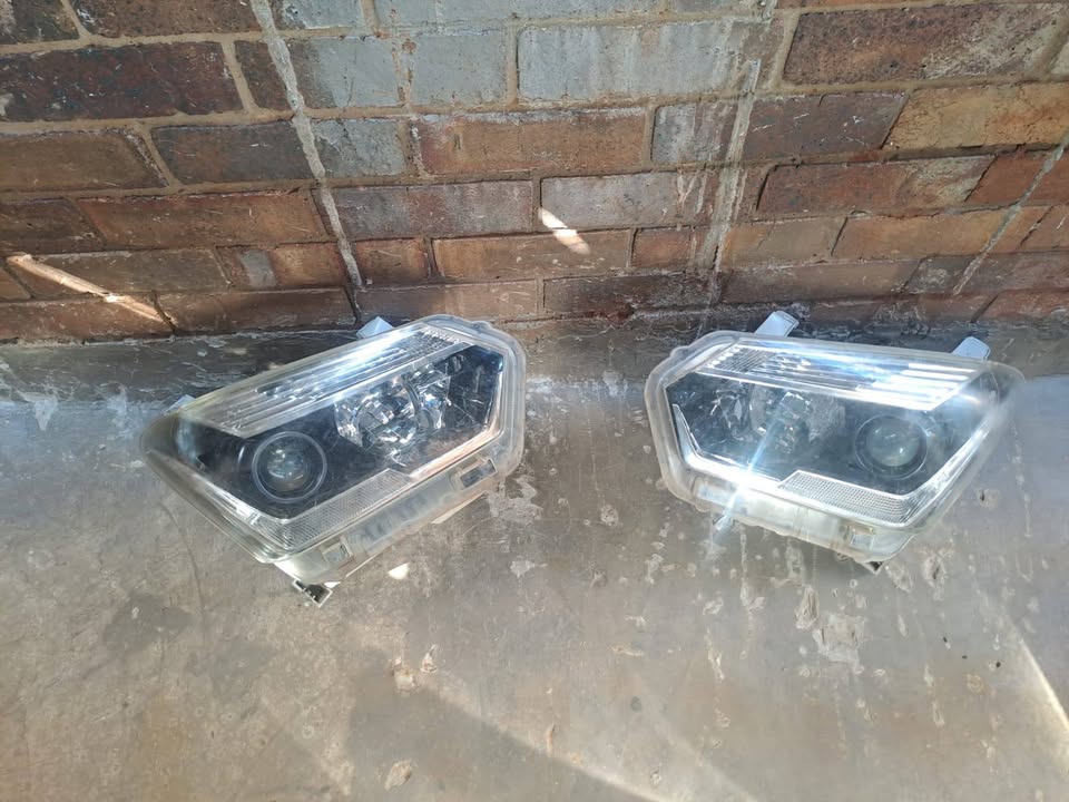 2016 - 2020 Isuzu D-Max pair of Headlight - Private Seller 2016 - 2020 Isuzu D-Max pair of Headlight - Private Seller