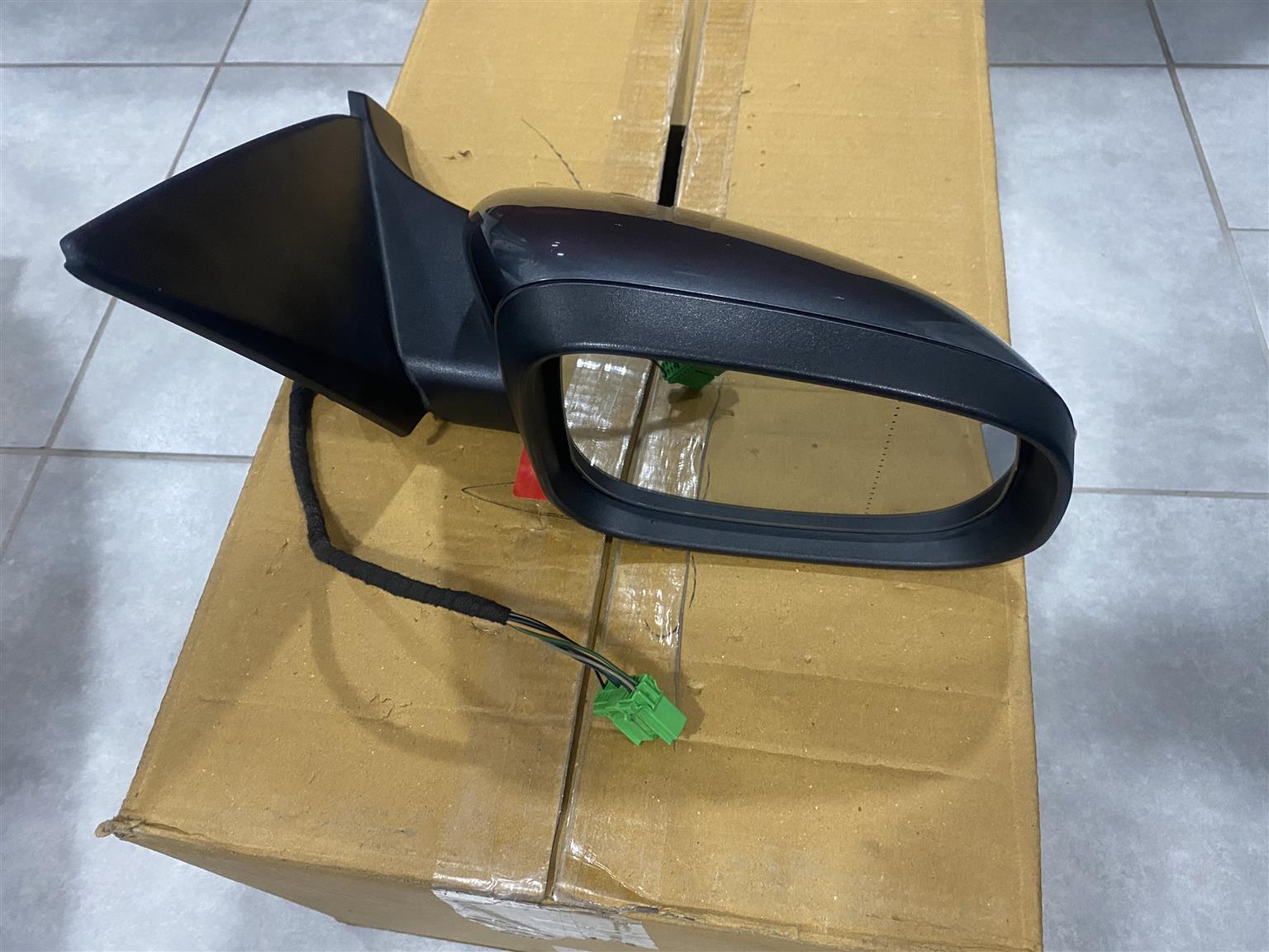 2013 VOLVO C30 ELECTRONIC AUTO-FOLD DOOR MIRROR RIGHT SIDE FOR SALE. - Private Seller 2013 VOLVO C30 ELECTRONIC AUTO-FOLD DOOR MIRROR RIGHT SIDE FOR SALE. - Private Seller