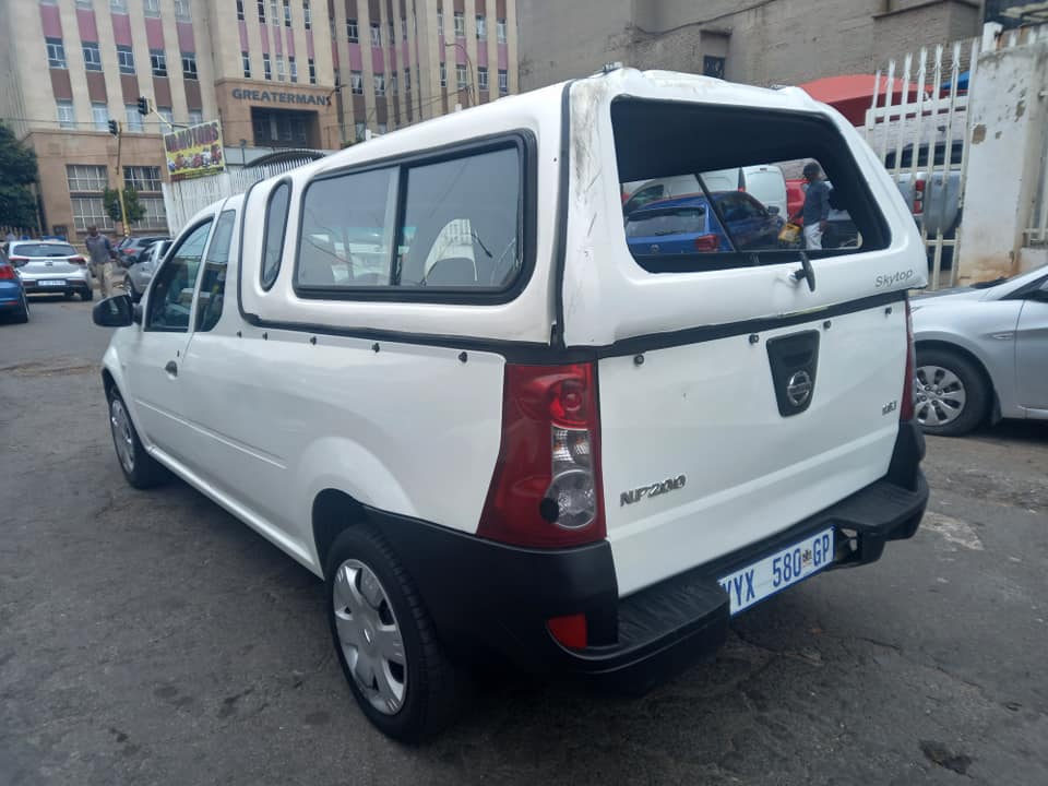 2011 NISSAN NP200 1.6 PETROL, MANUAL TRANSMISSION, WHITE COLOUR, MILEAGE 89000KM