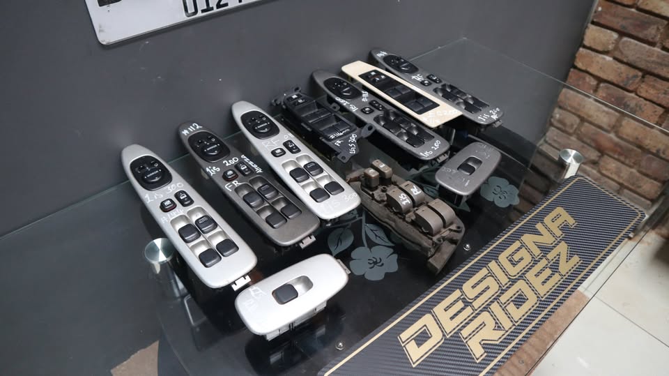 LEXUS 1 IS200/300 WINDOW SWITCHES - Private Seller LEXUS 1 IS200/300 WINDOW SWITCHES - Private Seller