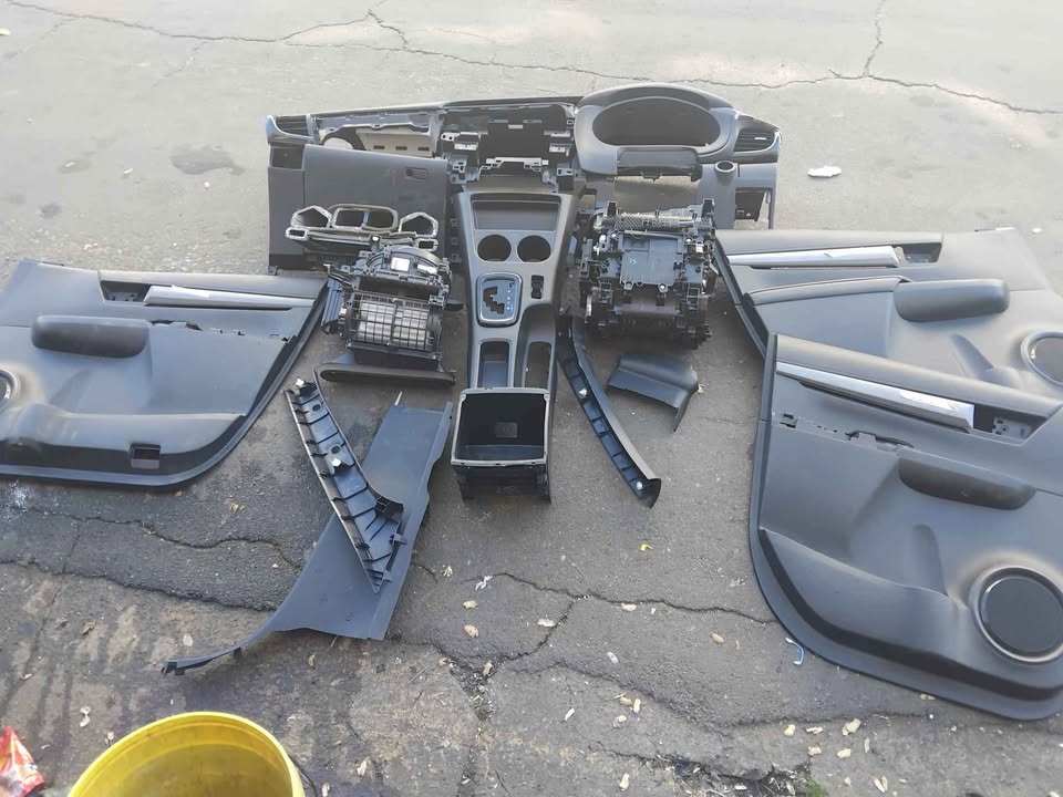 TOYOTA HILUX GD6 INTERIOR SPARES   HEATHER BOXS  DASHBOARD  DOOR PANEL - Private Seller