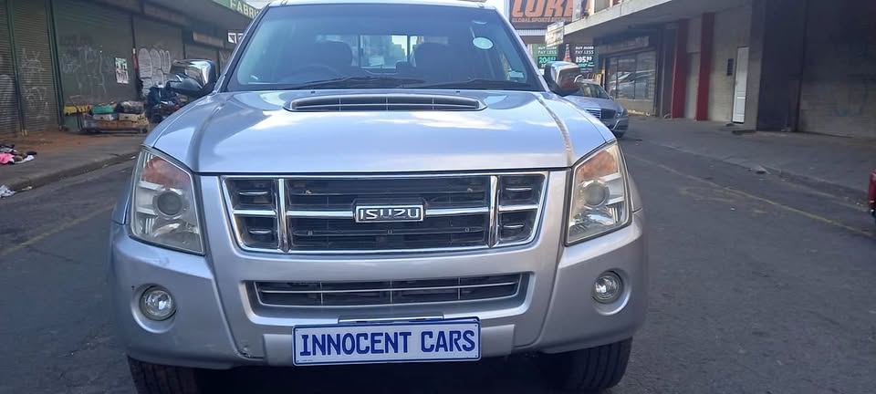 USED 2010 ISUZU KB300 DIESEL, 4X4 DOUBLE CAB, SILVER COLOUR, MILEAGE 150000KM,