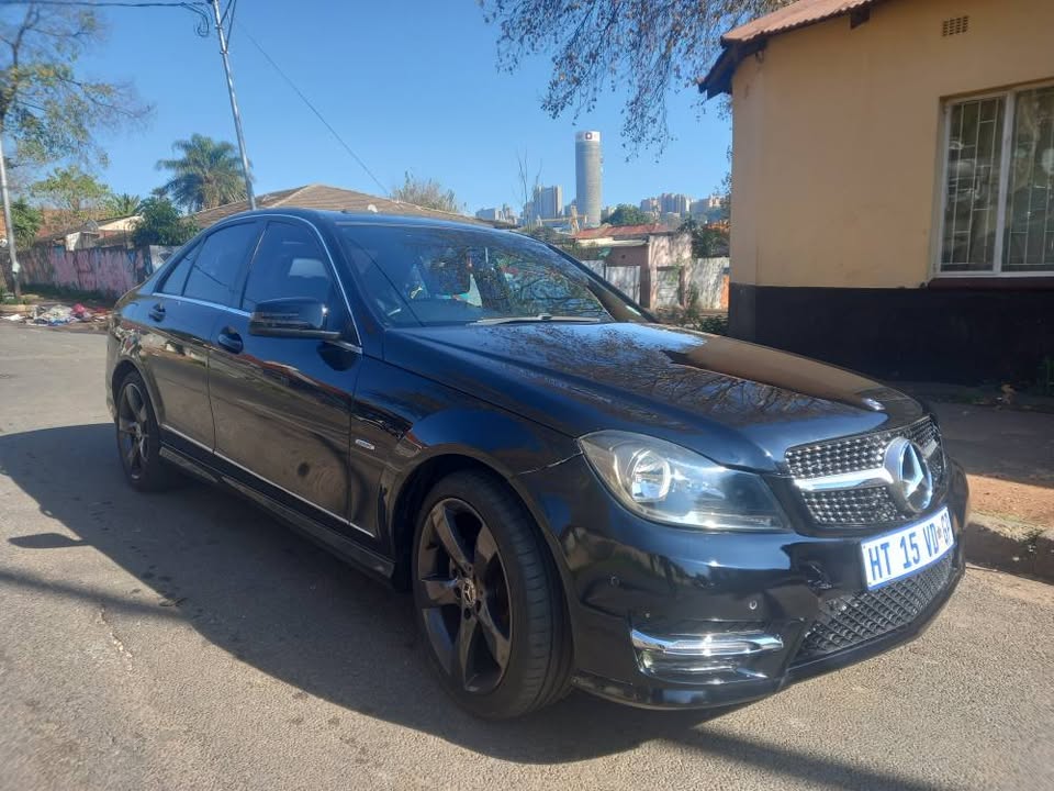 2014 Mercedes Benz C200 Petrol, Automatic, Black, 270000kms. Leather Seats Sunroof.