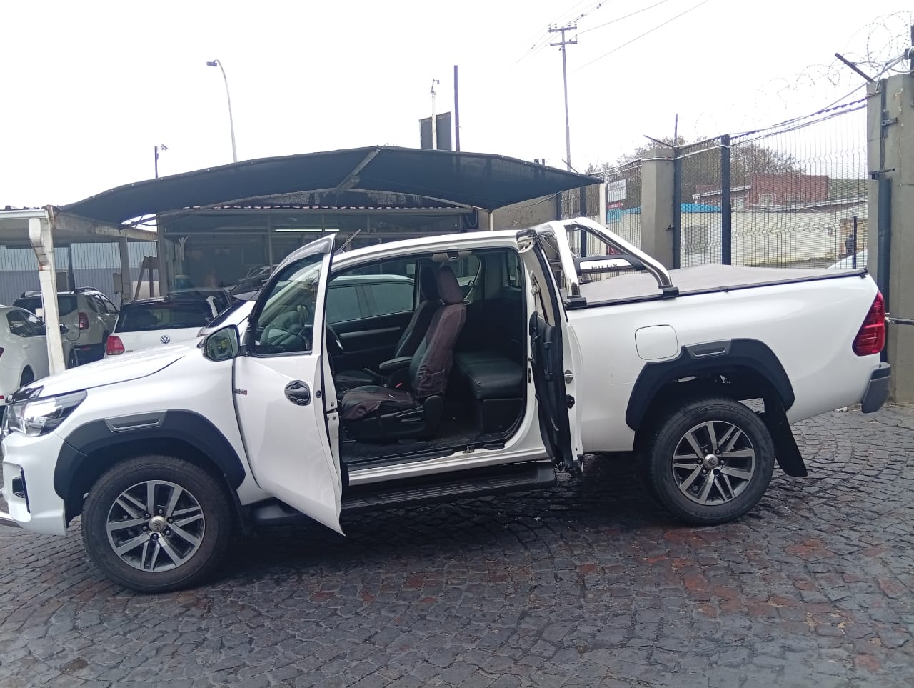 Used 2019 Toyota Hilux 2.4GD-6 Xtra cab Raider manual - Private Seller Used 2019 Toyota Hilux 2.4GD-6 Xtra cab Raider manual - Private Seller