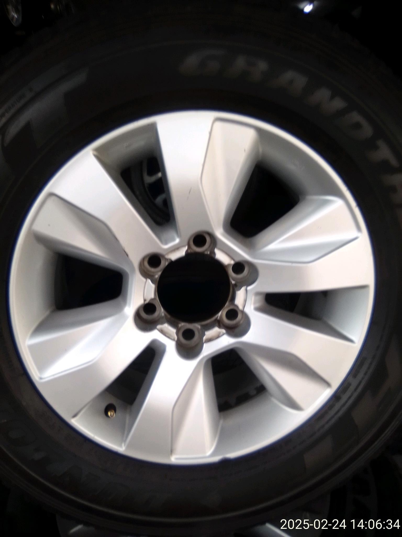 Set of 4 Toyota Fortuner 18 inch mags with caps - Private Seller