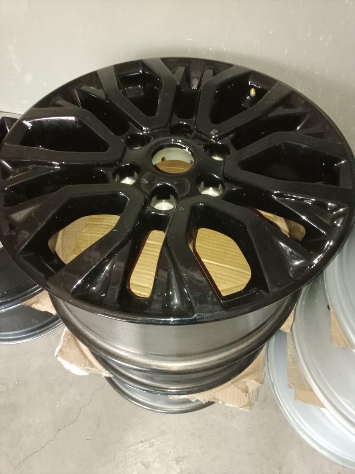 18 inch Ford Stormtrack/Thunder original mag to use for spare - Private Seller 18 inch Ford Stormtrack/Thunder original mag to use for spare - Private Seller