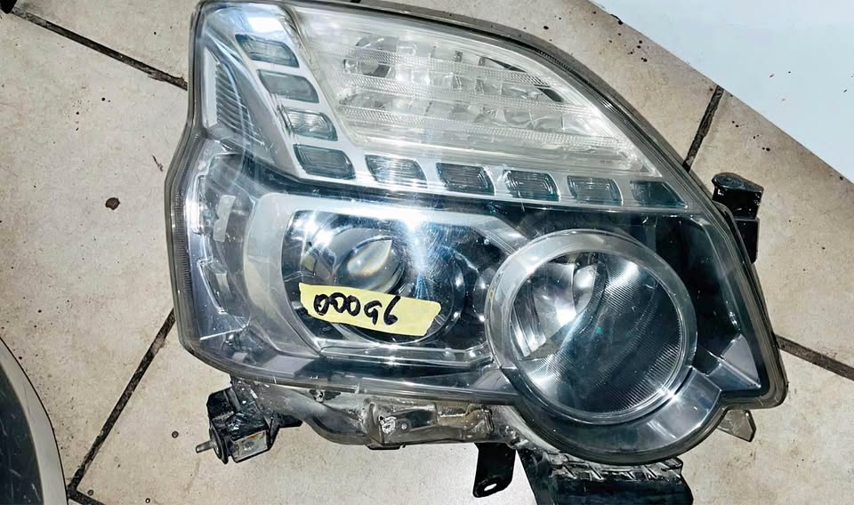 Nissan X-Trail headlight - Private Seller Nissan X-Trail headlight - Private Seller