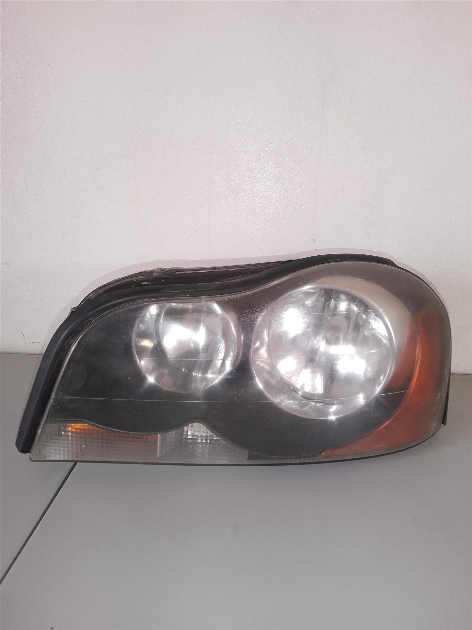 VOLVO XC90 2010 NON-XENON LEFT HEAD LIGHT FOR SALE (DELIVERY AVAILABLE) - Private Seller VOLVO XC90 2010 NON-XENON LEFT HEAD LIGHT FOR SALE (DELIVERY AVAILABLE) - Private Seller