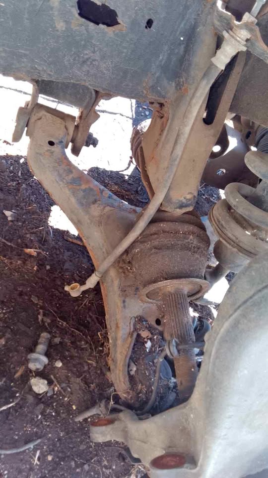 Nissan Pathfinder rf lower control arm - Private Seller Nissan Pathfinder rf lower control arm - Private Seller