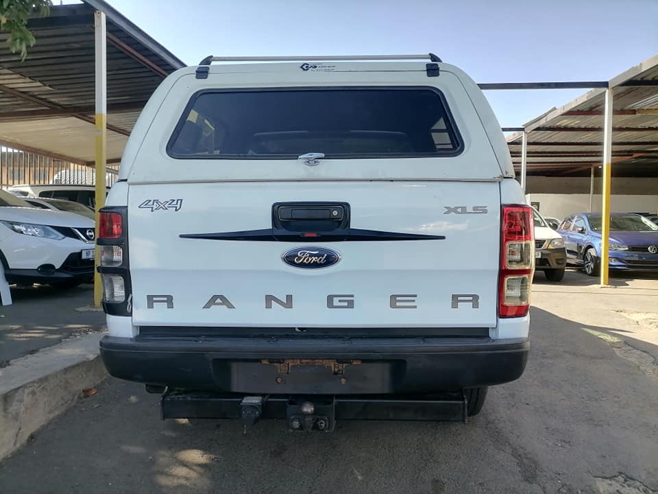 2015 Ford Ranger 2.2 6Speed XLS Double Cab Bakkie 4x4 XLS with a Canopy