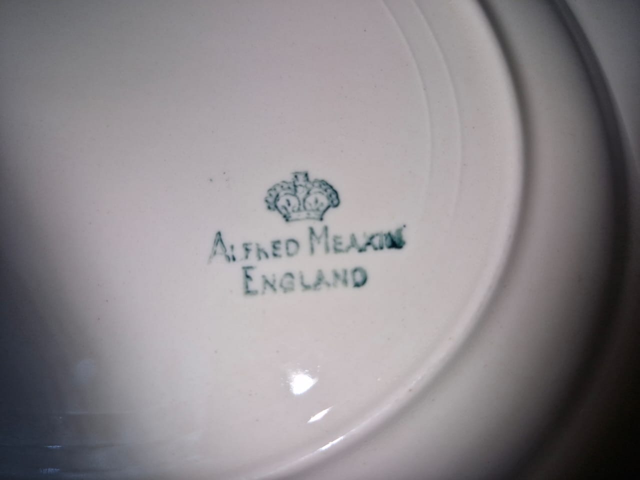 English Antique 2 Serving Plates, Price Negotiable. Please whatsapp me to arrang