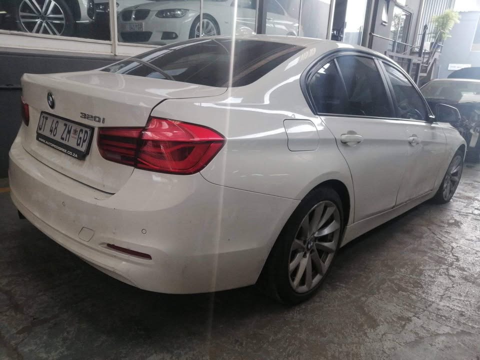 Bmw F30 lci stripping for spares