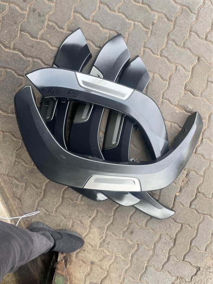 Toyota Hilux Legend wheel arch fullset Call or Dm - Private Seller Toyota Hilux Legend wheel arch fullset Call or Dm - Private Seller