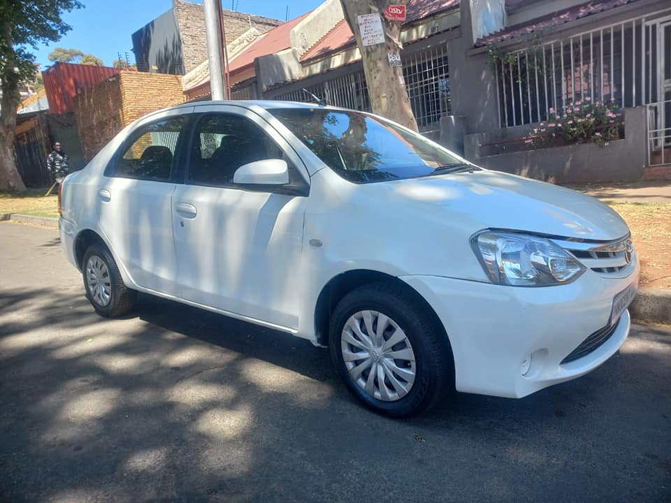 2016 TOYOTA ETIOS SEDAN 1.5 PETROL, MANUAL, WHITE COLOR, MILEAGE 85000KMS