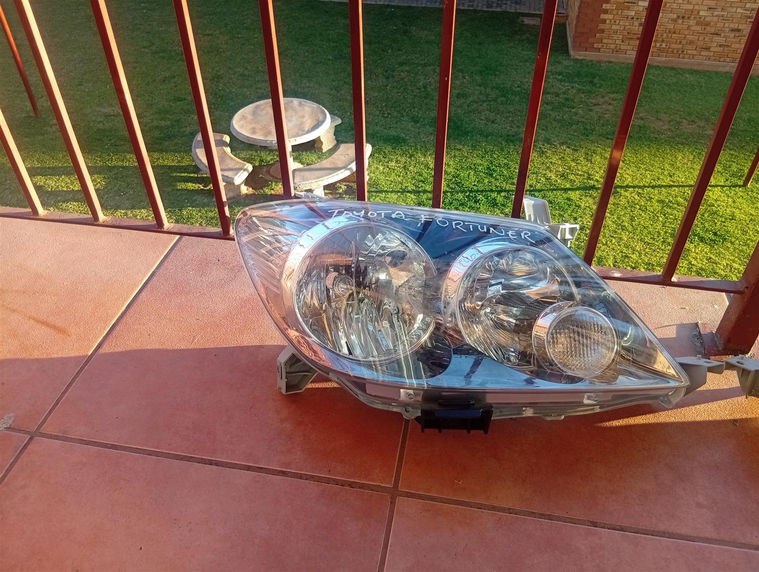Toyota fortuner left and right headlight - Private Seller